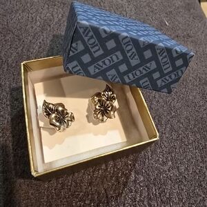 Pretty Avon New in Box Vintage Gold-tone Flower & Leaf Clip On Earrings